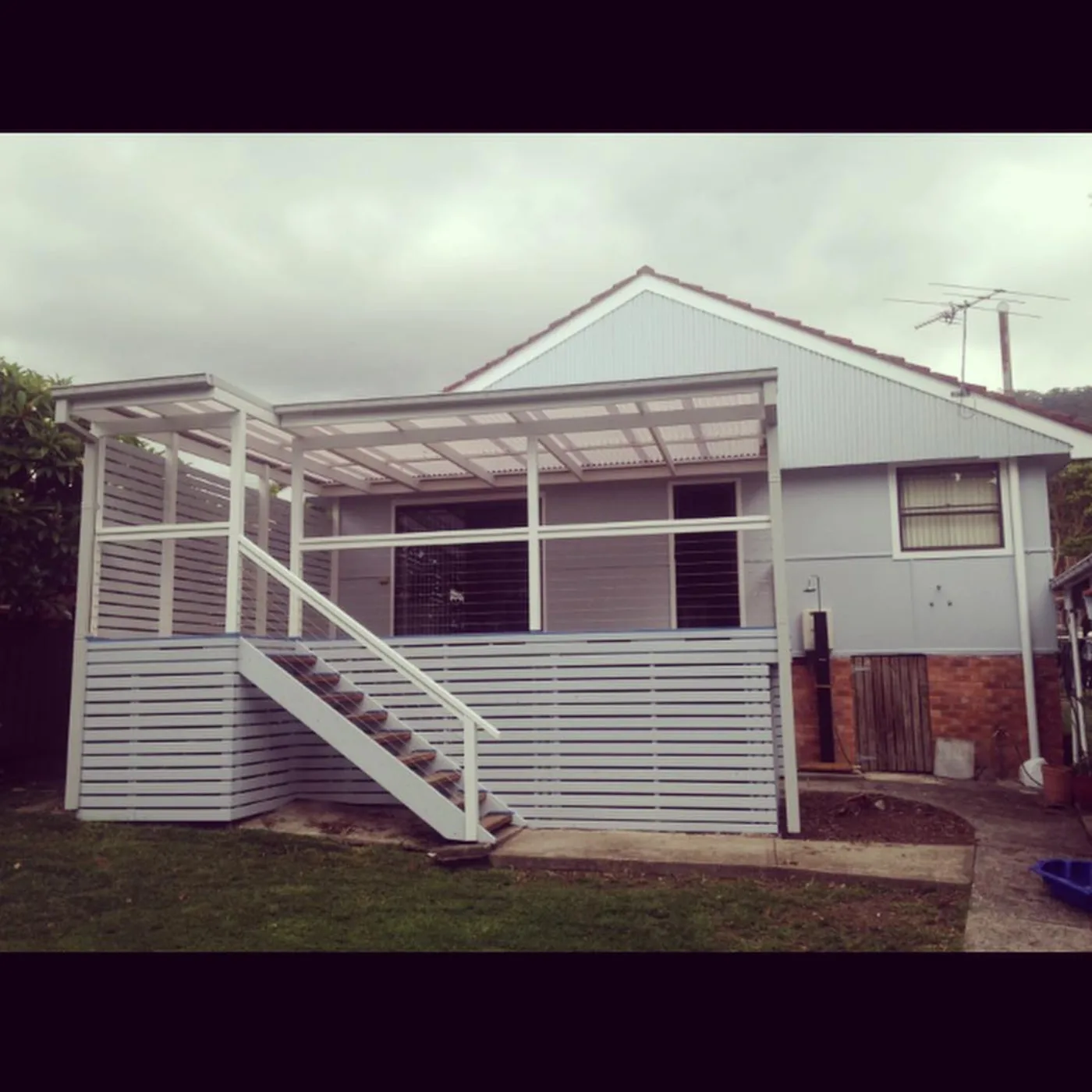 Pergola with privacy screen and deck on the back of a Wollongong home
